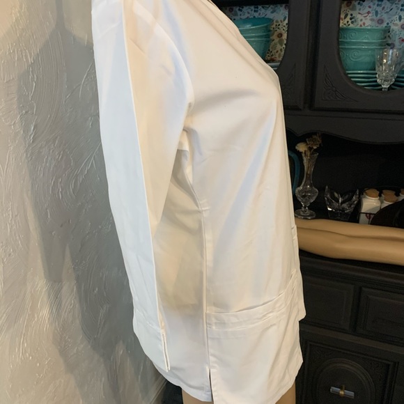 Butter Soft White 3/4 sleeve scrub in white - Picture 2 of 5